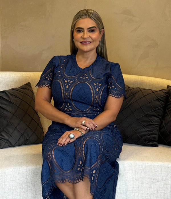 Dra. Cátia Naziozeno - Endodontista